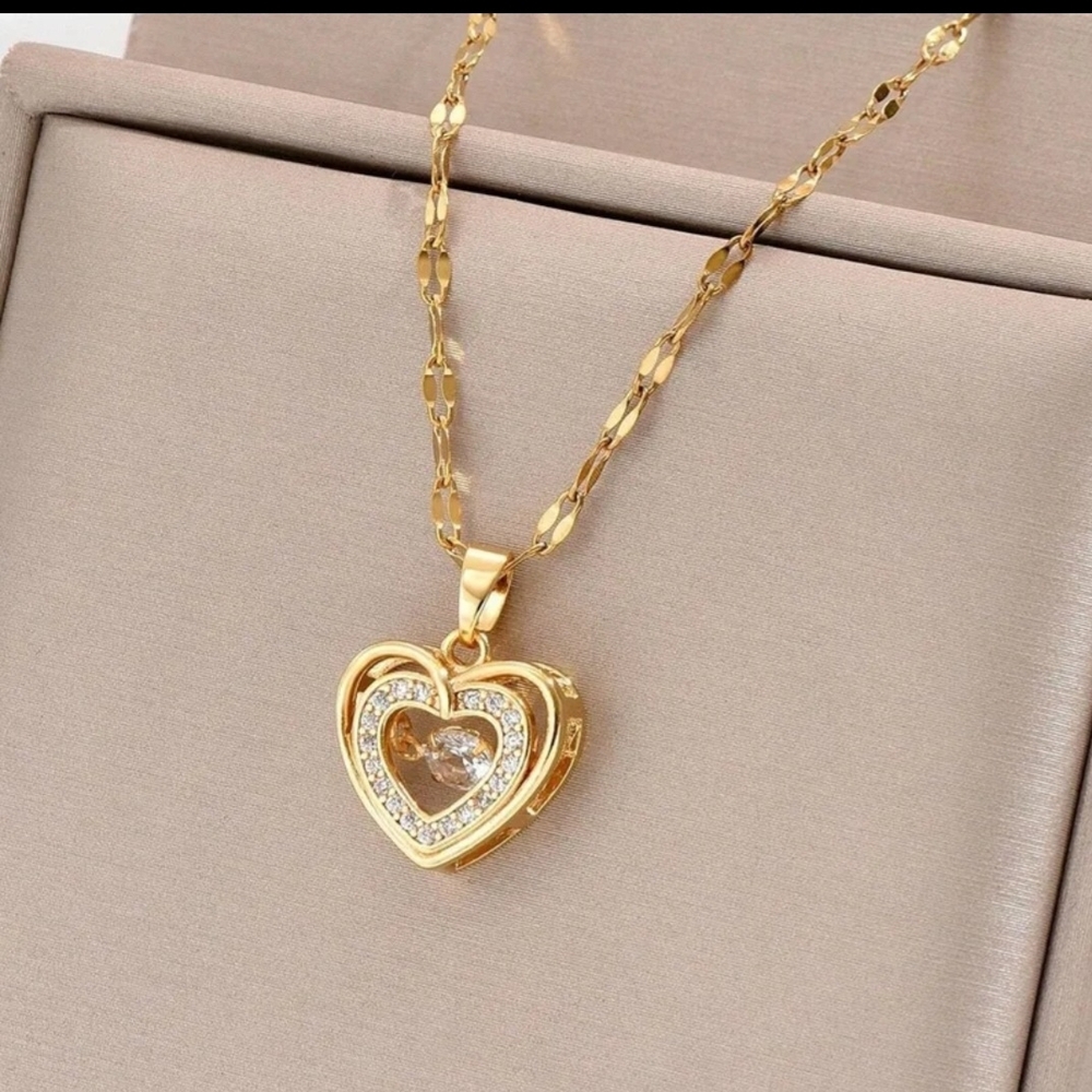 Gold Heart Pendant Necklace with Rhinestones – Elegant Style